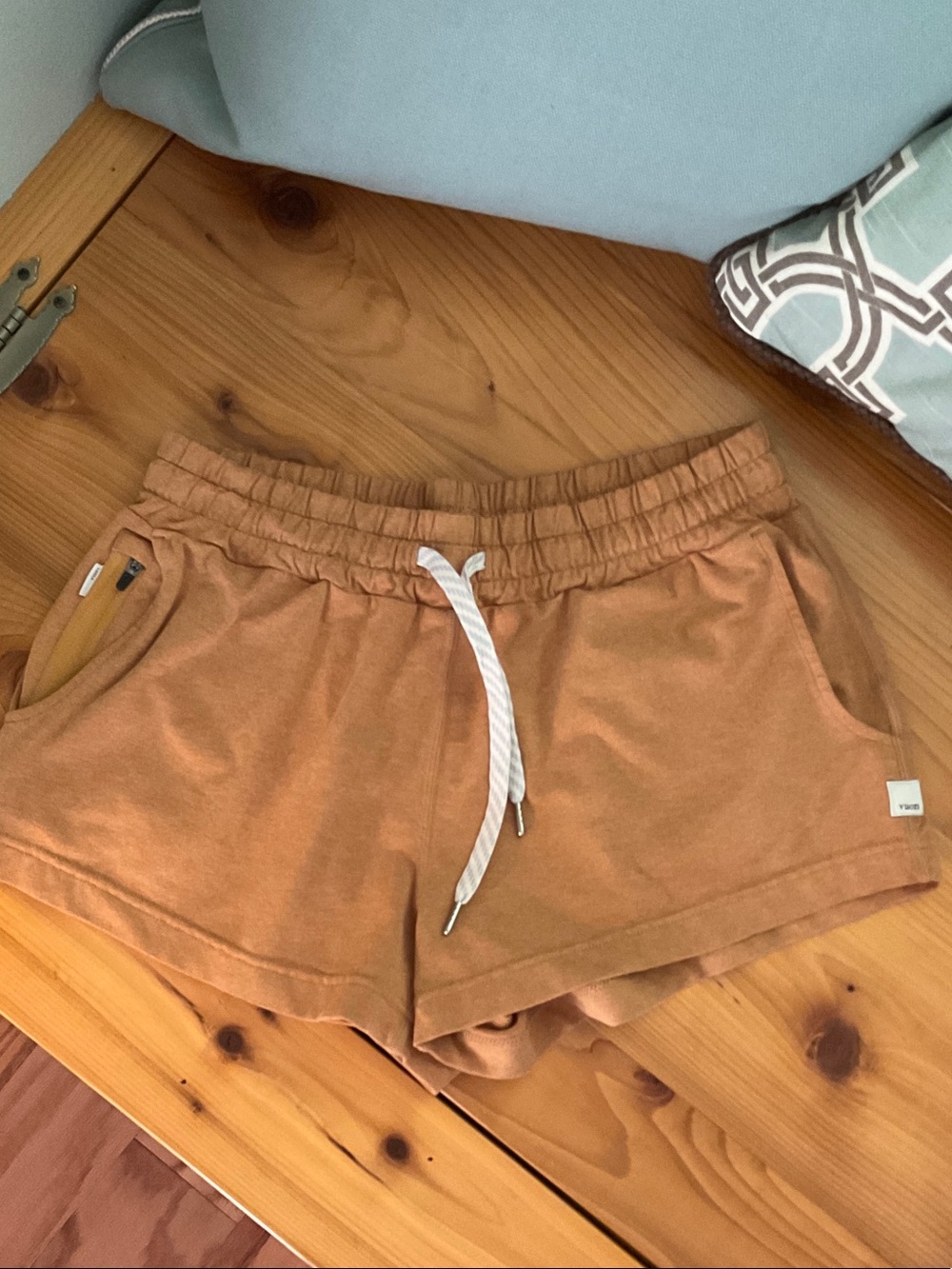 Vuori Halo drawstring shorts in gold heather